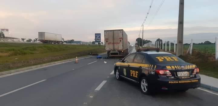  VIGILANTE BATE MOTO CONTRA CAMINHÃO PARADO E MORRE NA HORA NO CONTORNO LESTE EMBORA PROIBIDO NAQUELE LOCAL, O CAMINHONEIRO PAROU PARA DESCANSAR.