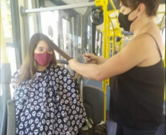  CABELEIREIRA CORTA CABELO DENTRO DE ÔNIBUS. “SE AQUI NÃO TEM  VÍRUS VOU TRABALHAR  AQUI”