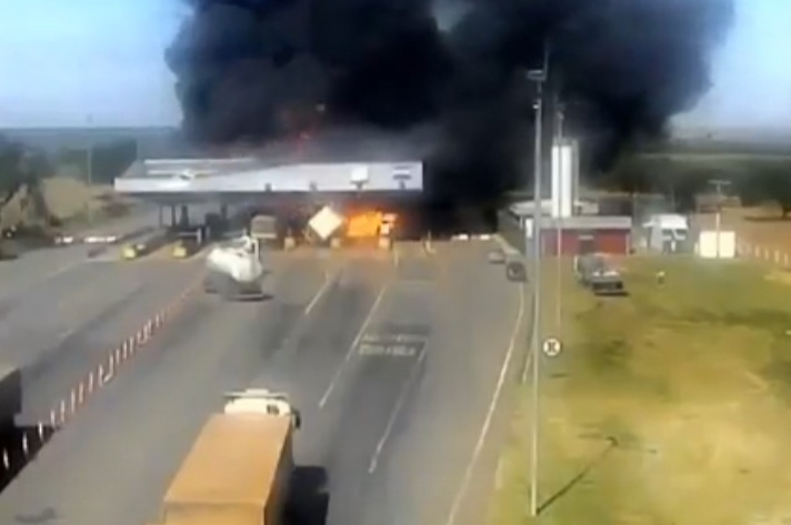  VÍDEO MOSTRA MOMENTO DO ACIDENTE  PEDÁGIO NA BR-050 QUE DEIXOU 3 MORTOS