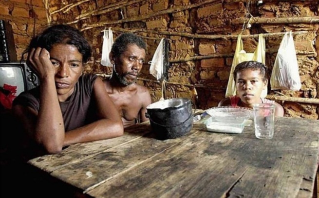  Enquanto milhões de brasileiros passam fome, os  políticos engordam  com seus salários em dia