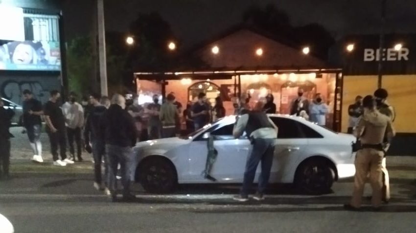  Homem baleado dentro de Audi enquanto dirigia no bairro Campo Comprido