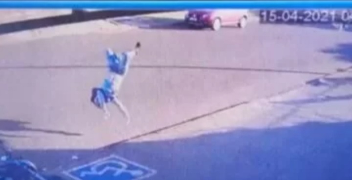  Homem “voa” após acidente com moto, cai sentado e sai andando