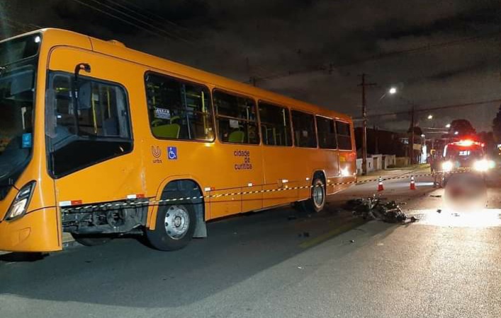  Jovem motoboy morre após colidir com ônibus no bairro Xaxim, em Curitiba