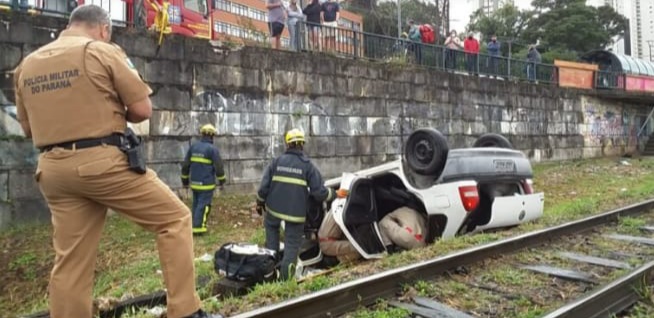  Policial civil fica ferida após capotar viatura e cair ao lado da linha do trem no Jardim Botânico em Curitiba