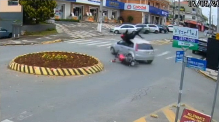  Incrível: motociclista  voa e vai parar encima do teto do carro após  colisão