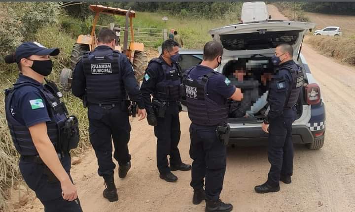  TRÊS SAO PRESOS PELA PATRULHA RURAL DA GUARDA MUNICIPAL DE SÃO JOSÉ DOS PINHAIS COM VEÍCULO E CARGA ROUBADA