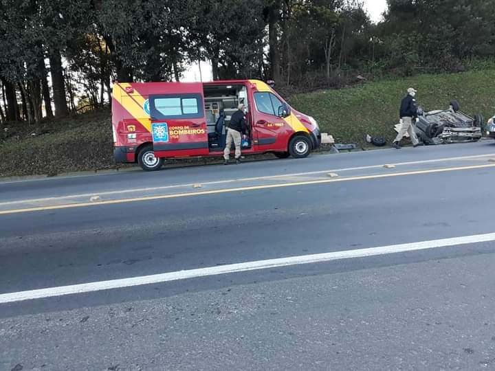  Carro capota durante acidente no Contorno Norte em Almirante Tamandaré