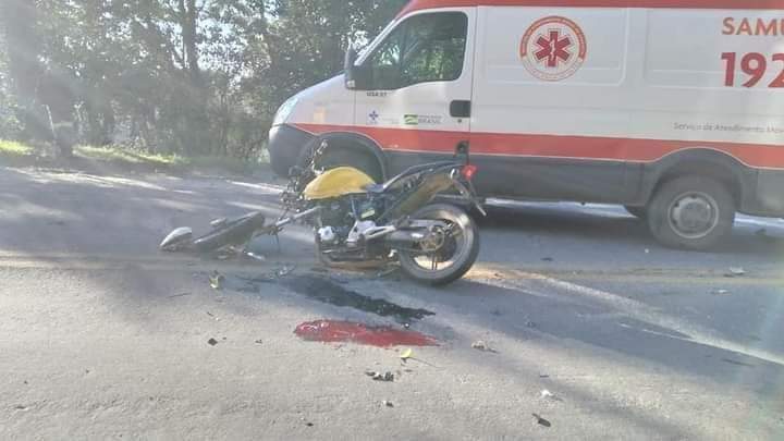  ACIDENTE ENTRE MOTO E ÔNIBUS DEIXA DOIS FERIDOS