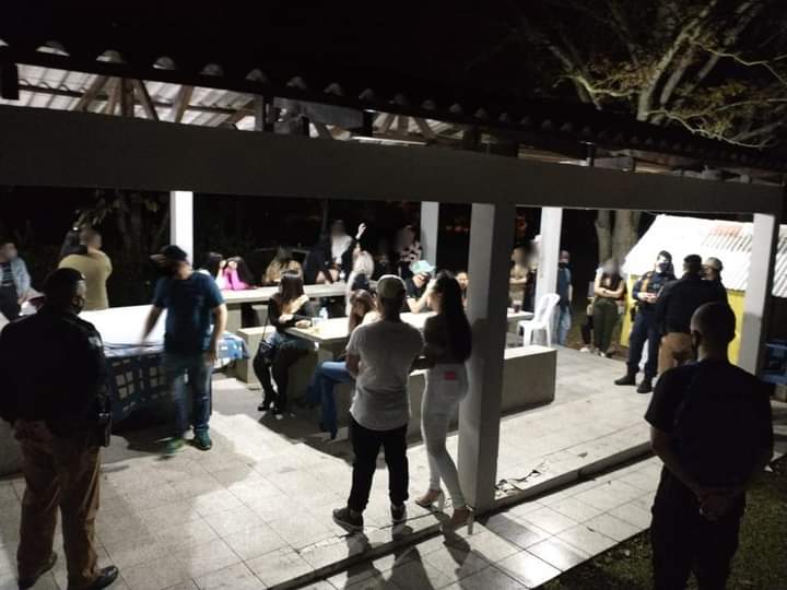  Guarda Municipal e Polícia Militar acabam com festa clandestina promovida em chácara