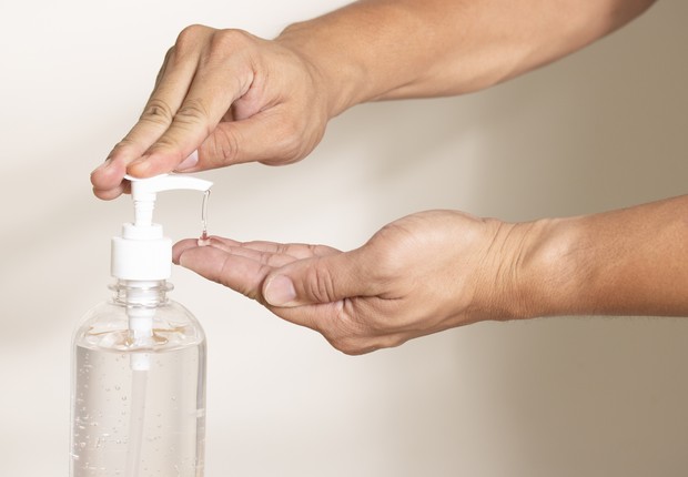  Falsificado! Polícia fecha fábrica de adulteração de álcool em gel em São José dos Pinhais