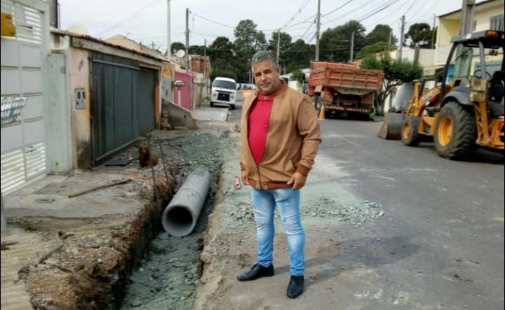  Vereador Feneme fiscaliza instalação de tubos nas galerias pluviais da Vila  Maria Olímpia no Jardim Iná em S.J.P