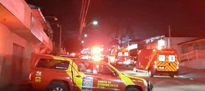  TRÊS HOMENS ABREM FOGO CONTRA DISTRIBUIDORA e QUATRO PESSOAS SÃO BALEADAS