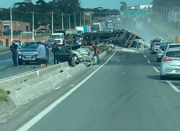  Dois acidentes graves movimentaram corpo de Bombeiros de São José dos Pinhais na tarde deste domingo(11)