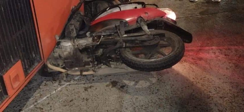  Motociclista morre após bater contra biarticulado na Linha Verde e ficar preso embaixo de rodado