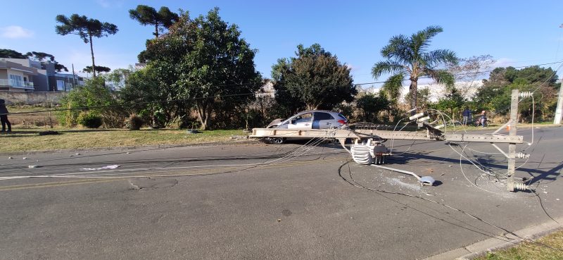  Carro bate em poste e deixa bairro sem luz no Jardim Aviação em São José dos Pinhais