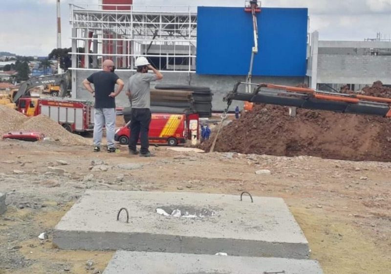  SUSTO EM CANTEIRO DE OBRA! Bloco de concreto de 5t desaba sobre funcionários de construção em Curitiba; homem está em estado grave