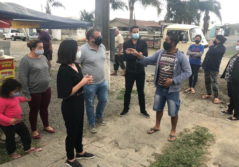  Vereadora Fátima de Paula e secretário de obras se reúnem com moradores do Jd. São Paulo no Guatupê.