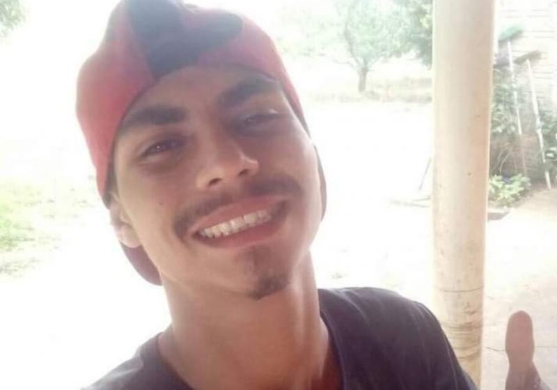  Jovem morre nos braços da mãe ao ser esfaqueado pelo padrasto
