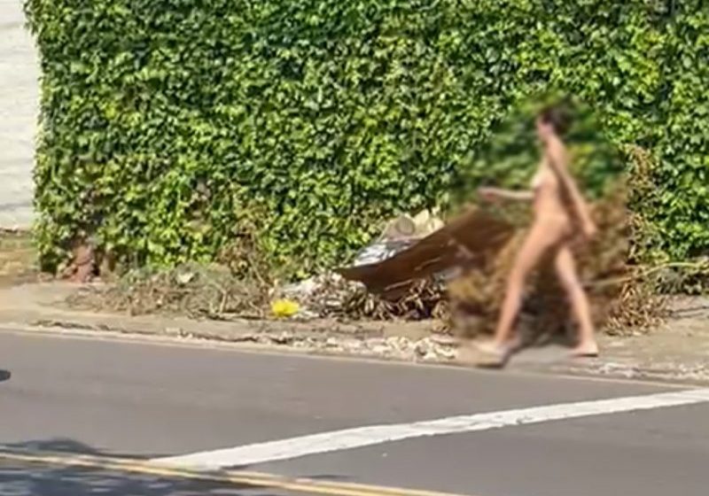  Pelada com a mão no bolso