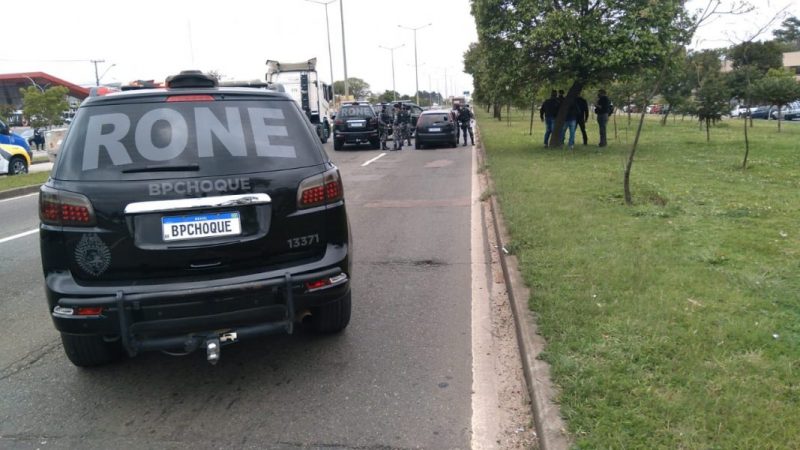  Trio troca tiros com o BOPE após roubo a cargas e tombam mortos