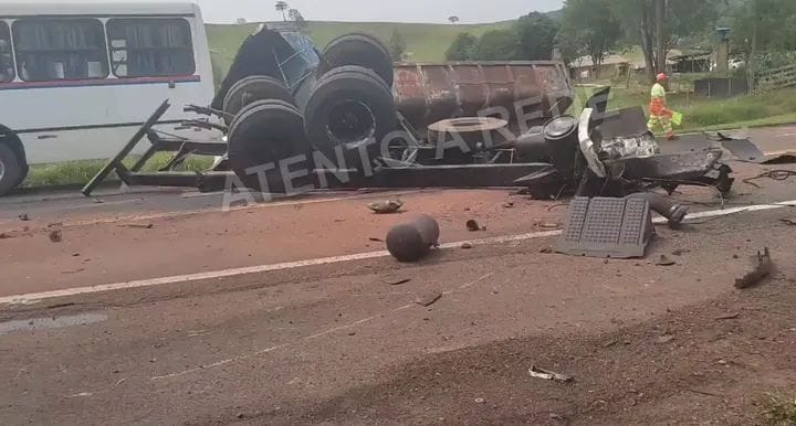  NÃO SOBROU NADA! COLISÃO FRONTAL ENTRE CAMINHÕES DEIXA DUAS VÍTIMAS FATAIS NA BR-376 EM ORTIGUEIRA (PR).