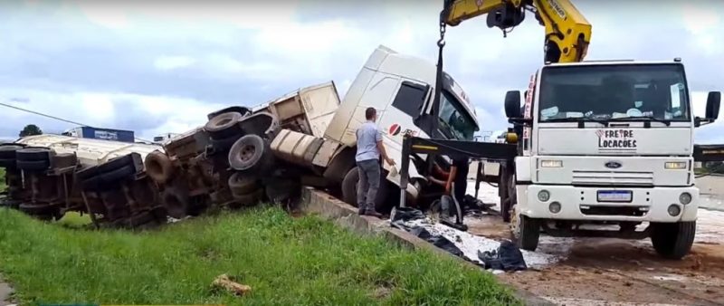  Carreta que levava carga tóxica tomba no Contorno Leste e complica trânsito em São José dos Pinhais