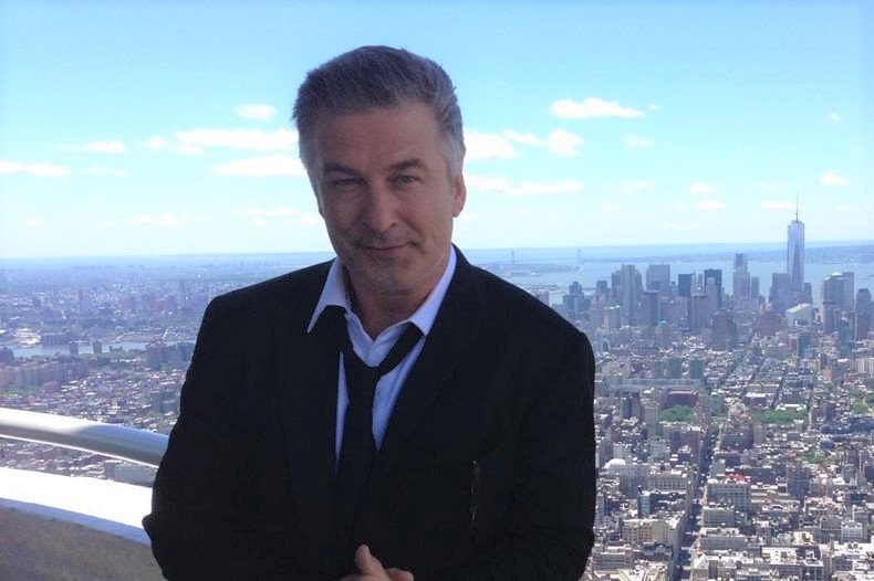  Tragédia em set de gravação! Ator Alec Baldwin mata diretora durante gravações do filme ‘Rust’