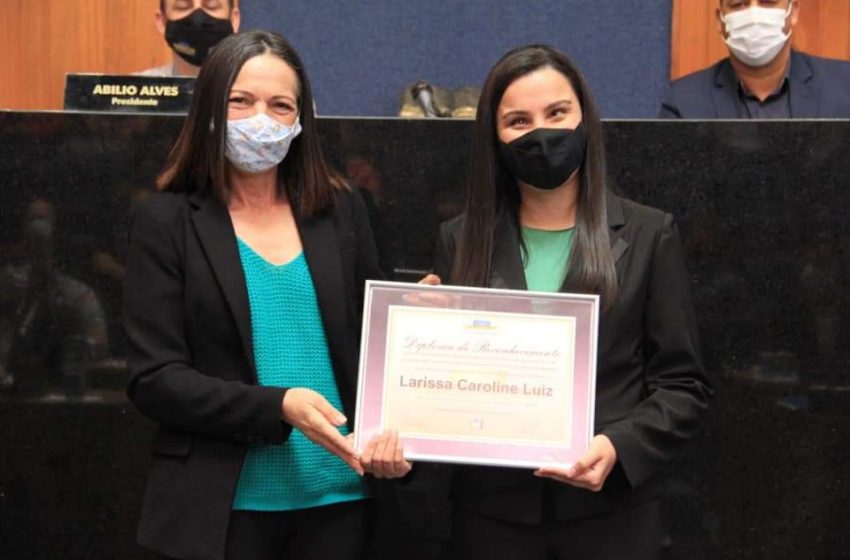  Vereadora Fátima de Paula homenageia professora Larissa que foi destaque por trabalho social