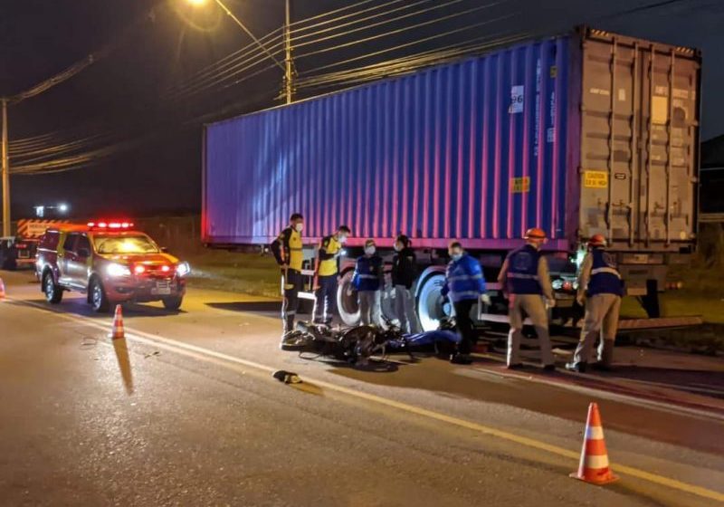  Motoboy morre ao colidir contra carreta estacionada no Vila Nova em São José dos Pinhais
