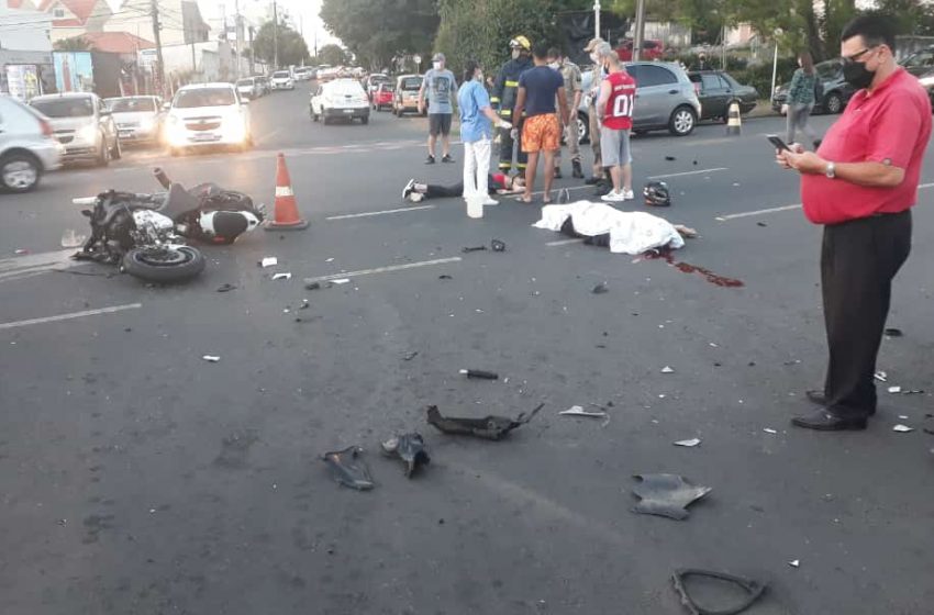 Motociclista e garupa morrem ao serem atingidos por um carro no Portão