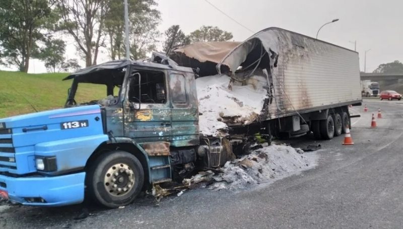  Caminhão é destruído pelo fogo no Contorno Sul, mas motorista consegue escapar