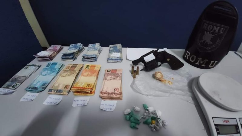  CASAL É PRESO COM CRACK, COCAÍNA E ARMA DE FOGO EM BAR NO CAMPO LARGO DA ROSEIRA.