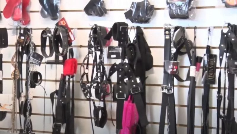  Hummmm! Dupla assalta sex shop e rouba próteses de borracha: “Vieram para buscar o que queriam”