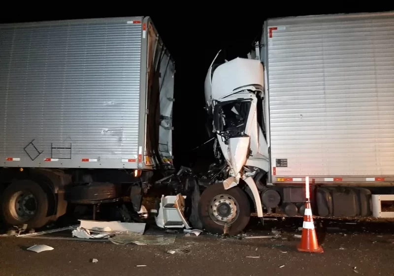  Engavetamento deixa motorista morto na BR-376 e falta de sinalização pode ter contribuído, diz PRF