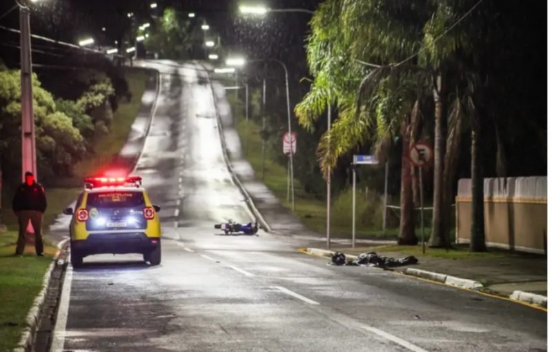  Jovem motoboy morre após atropelar pedestre durante entrega, em Araucária