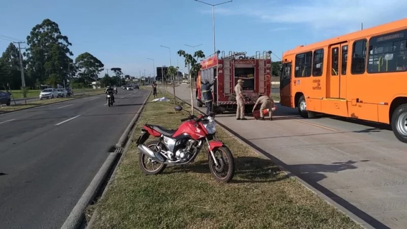  Motociclista morre e garupa fica gravemente ferida após moto bater em placa de sinalização na Linha Verde