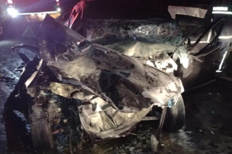 Tragédia! Seis pessoas morrem em acidente entre carro e caminhão na PR-090