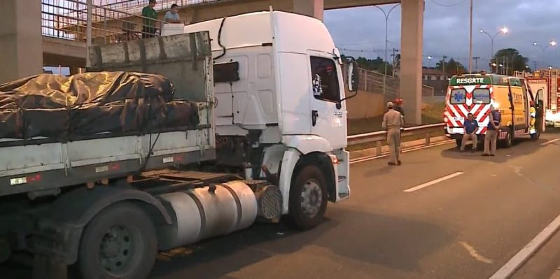  Ciclista morre ao ser atingida por caminhão na BR-116, em Colombo
