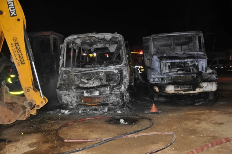  Bandidos rendem vigia e incendeiam ônibus, caminhões e máquinas da Prefeitura de Campo Magro