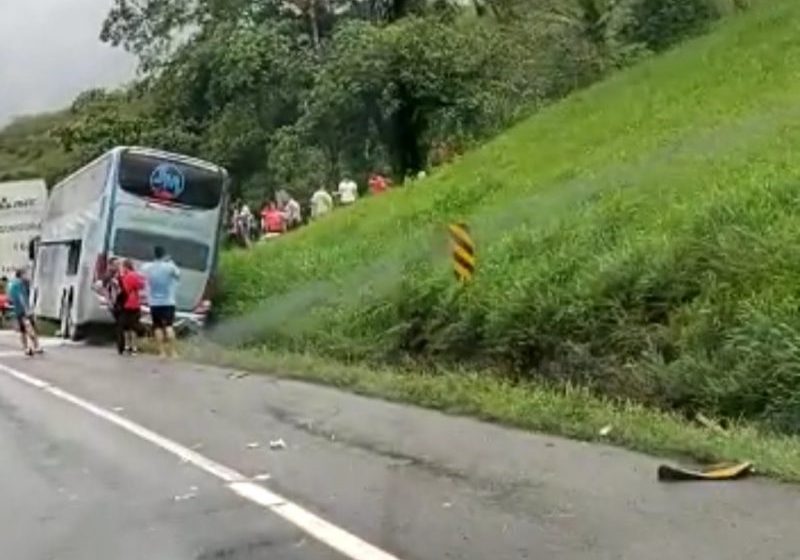  Ônibus do Paraguai fica sem freio na serra da BR 376 em Guaratuba e faz strike em veículos