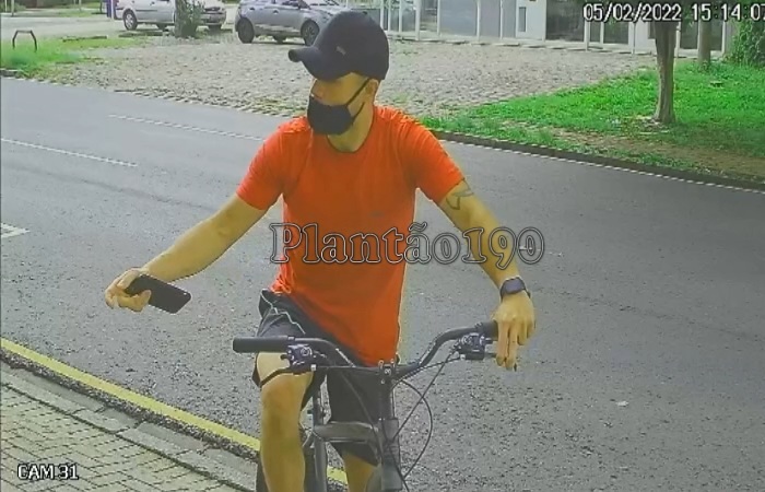  Câmera flagrou ação de assaltante no bairro Batel em Curitiba