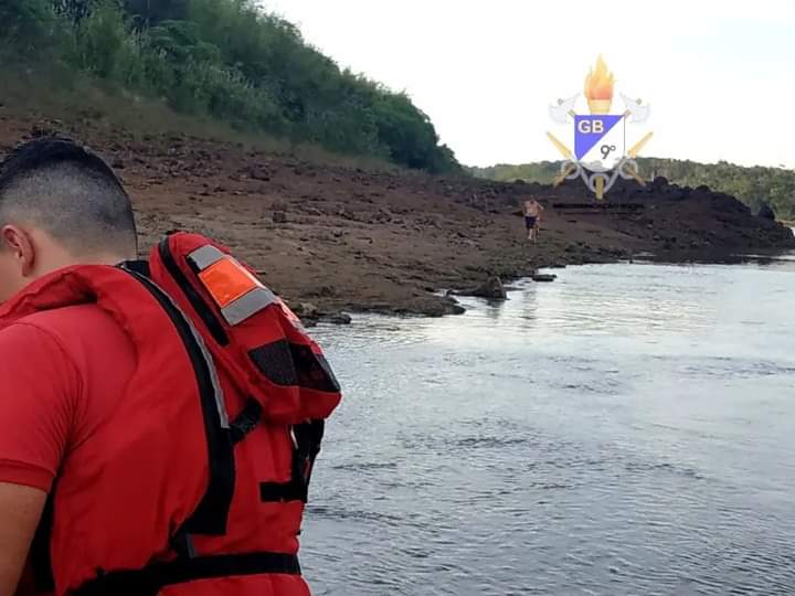  BOMBEIROS RESGATARAM DOIS HOMENS QUE ATRAVESSARAM RIO E NÃO CONSEGUIRAM VOLTAR, EM FOZ DO IGUAÇU