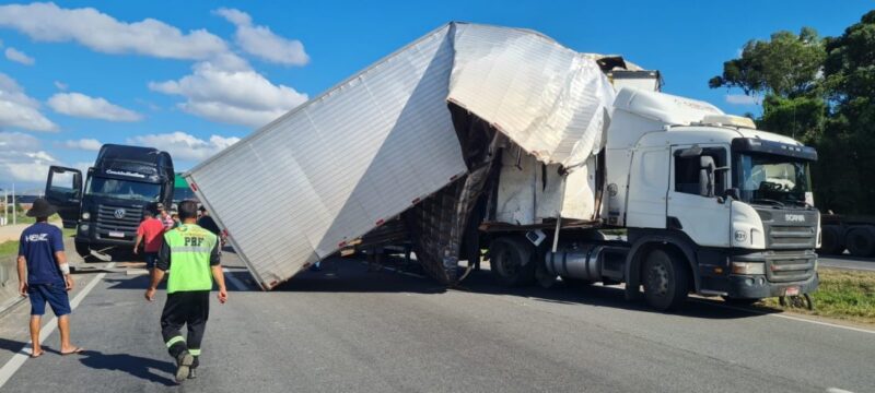  Em batida, caminhão tem baú arrancado por outro veículo e interdita BR-116; fotos