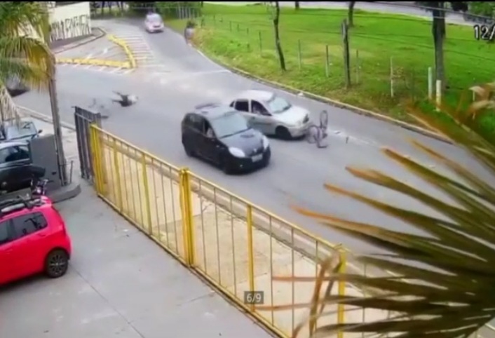  Casal de ciclistas é atropelado durante perseguição policial em Taubaté; veja vídeo