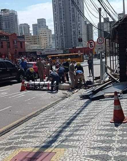  TRABALHADOR É ATINGIDO POR VIGA DE CONCRETO DURANTE DEMOLIÇÃO