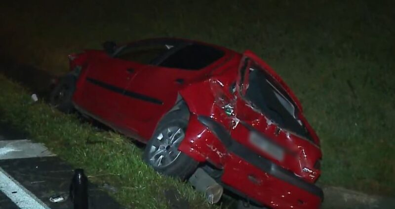  Caminhão bitrem bate e joga veículos para fora da rodovia, em São José dos Pinhais