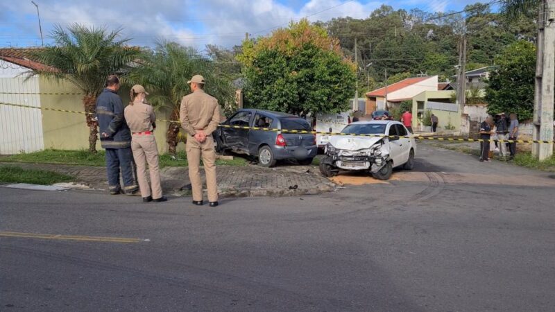  Mulher morre em acidente entre 2 carros, em Curitiba; homens ficaram feridos