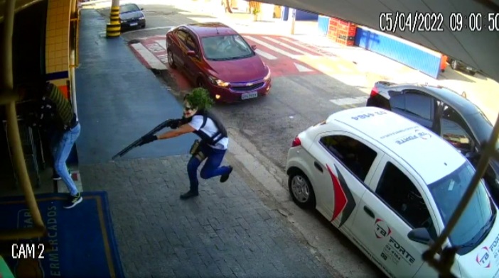  Quadrilha fortemente armada e mascarada assalta supermercado na Zona Norte de Sorocaba