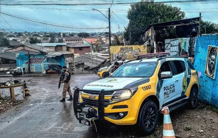  TIROTEIO NO PAROLIN DEIXA UM MORTO E DOIS SUSPEITOS PRESOS
