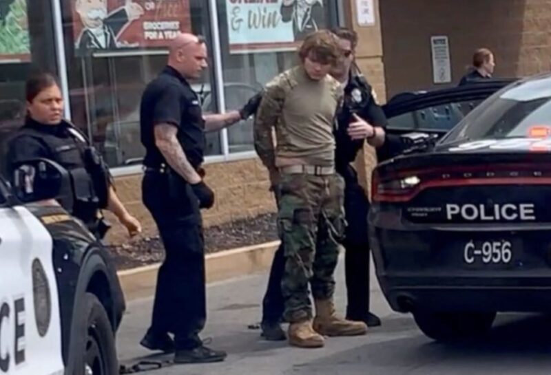  Atirador abre fogo em supermercado nos EUA, transmite ataque na internet e mata dez pessoas